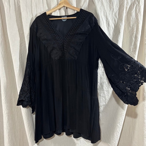 ARULA Dresses & Skirts - Arula Black Crochet Lace V-Neck Tiered Mini Dress Bell Sleeve Boho Plus Size B